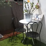 Maison De Pecheur Les Pieds Dans L'eau Et Son Cabanon Sète