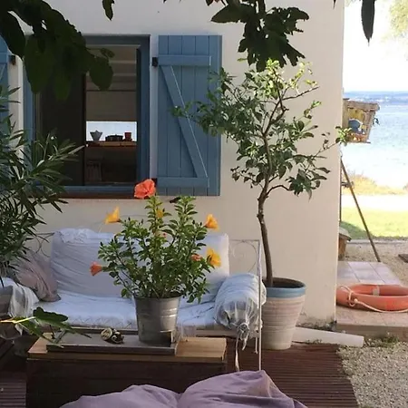 Maison De Pecheur Les Pieds Dans L'eau Et Son Cabanon Sète