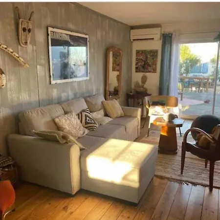 Maison De Pecheur Les Pieds Dans L'eau Et Son Cabanon *