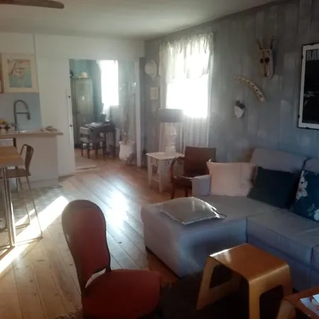 Maison De Pecheur Les Pieds Dans L'eau Et Son Cabanon Sète